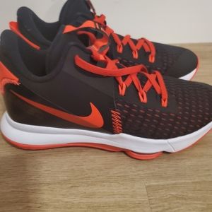 Mens Nike LEBRON Witness 5 black/red in size 13